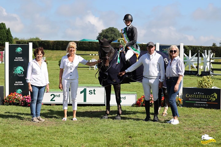 2023 5/6 year old All Studbooks Final Winner pictured Abbie Sweetnam, Ger O'Neill on behalf of his Castlefield Breeding Farm and Aloga Auctions both sponsors. Also pictured are Liz Brennan IBC Committee, Sharon Fitzpatrick IBC Committee and Fiona Deegan IBC Committee.