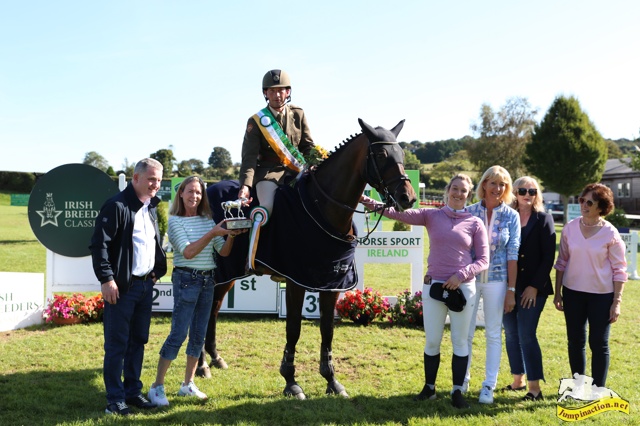 2023 7/8 year old Championship Final Winner pictured Harry FitzPatrick, Barbara FitzPatrick whose family sponsored the Leslie FitzPatrick Memorial Trophy to the winner Geoff Curran. Also pictured Isabel FitzPatrick, Sharon Fitzpatrick, IBC Committee, Fiona Deegan, IBC Committee and Liz Brennan IBC Committee.